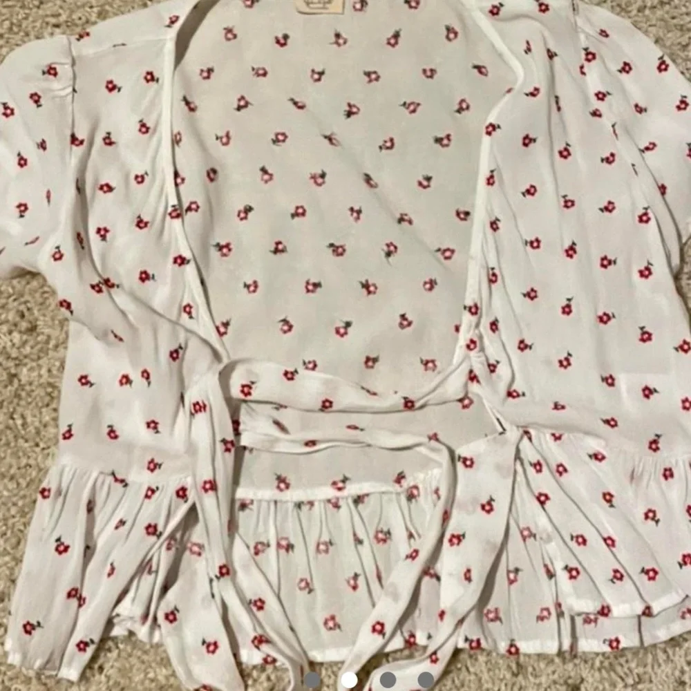 Brandy Melville flowy tie top - Picture 2 of 4